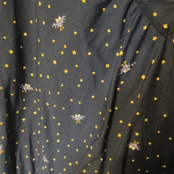 EUC Halloween scrub top - Picture 2 of 3